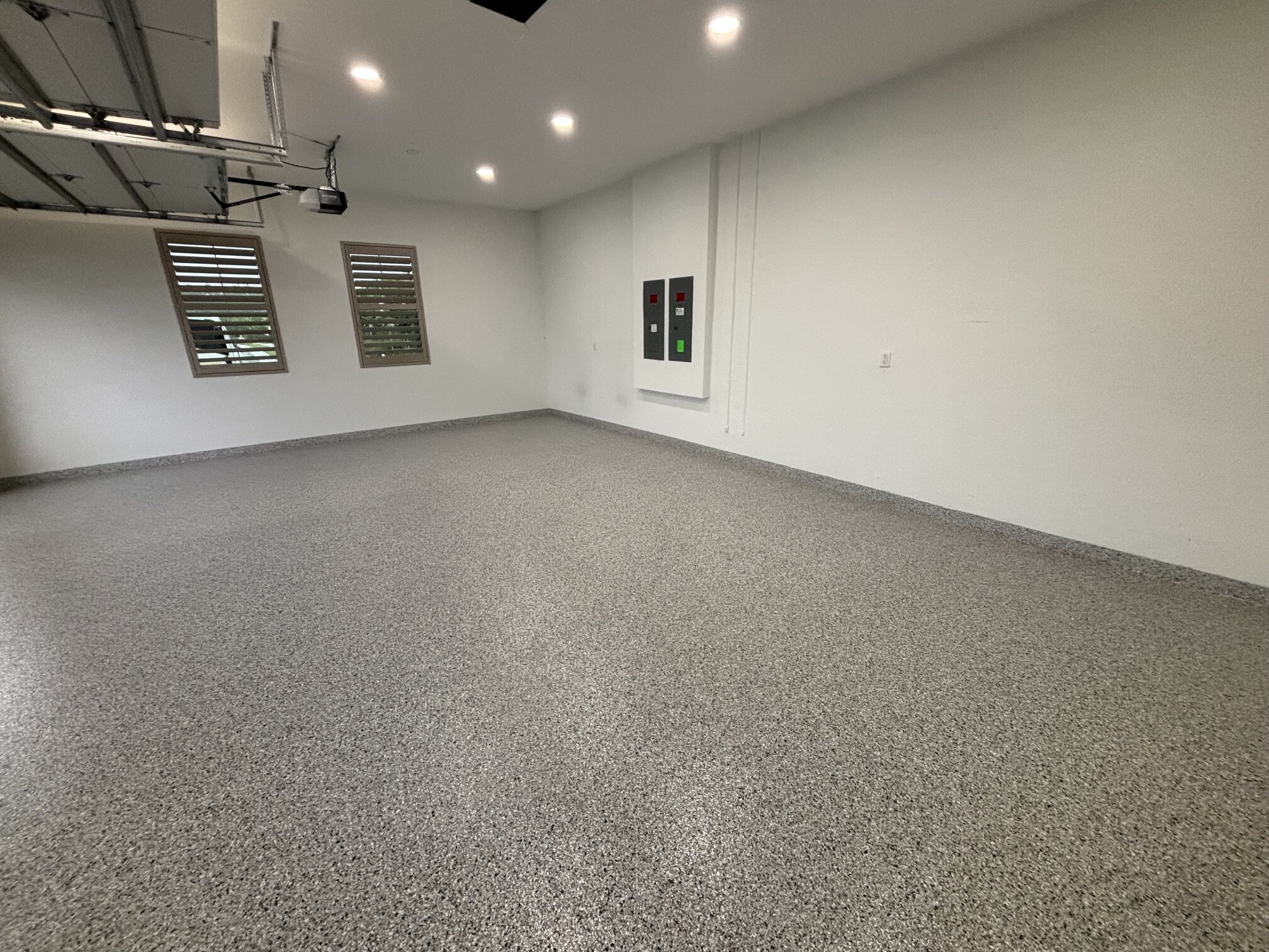 Finished Naples garage floor with a gray decorative flake coating
